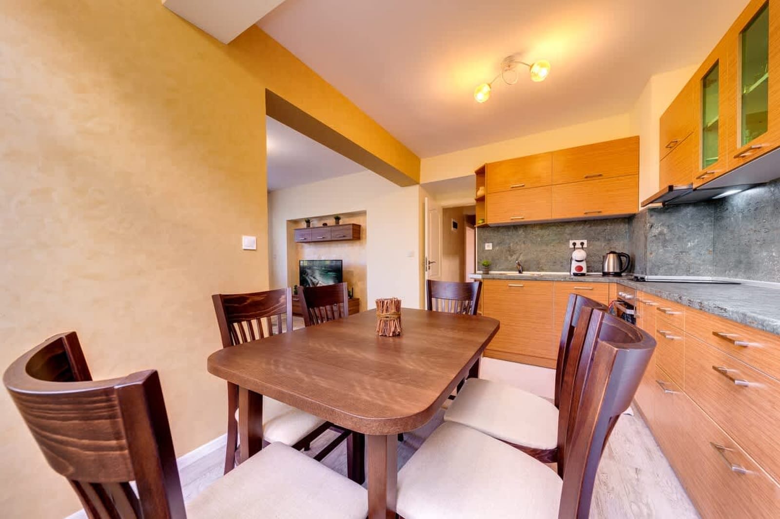 Bright retreat with Balcony &amp; Mountain Views - Photo 10