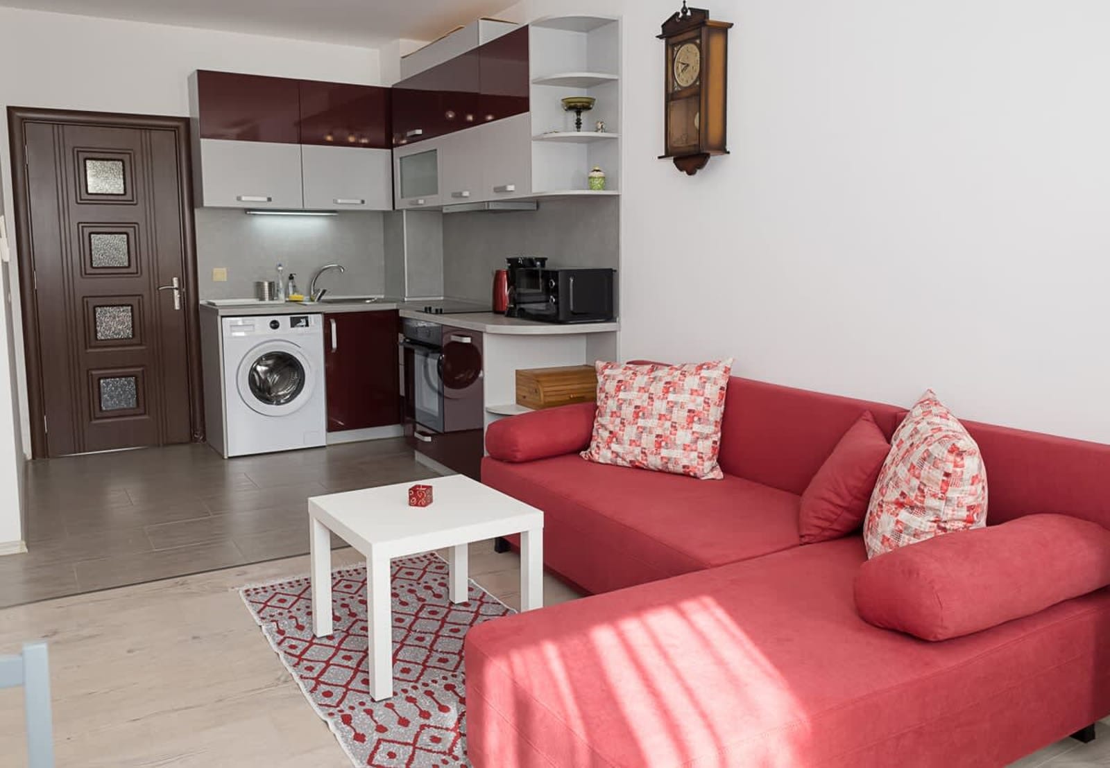 Bright &amp; Elegant 1-BR Flat Near the City Center - Photo 3
