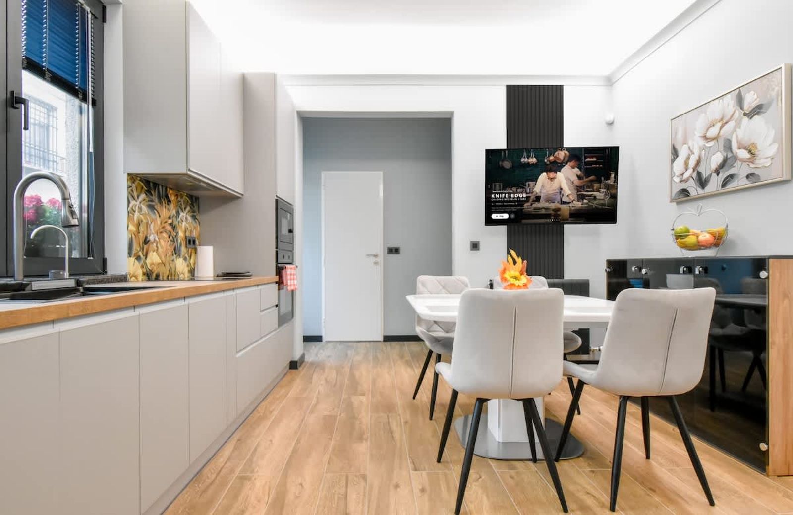 Stylish 2-Bedroom Sofia Stay - Photo 8