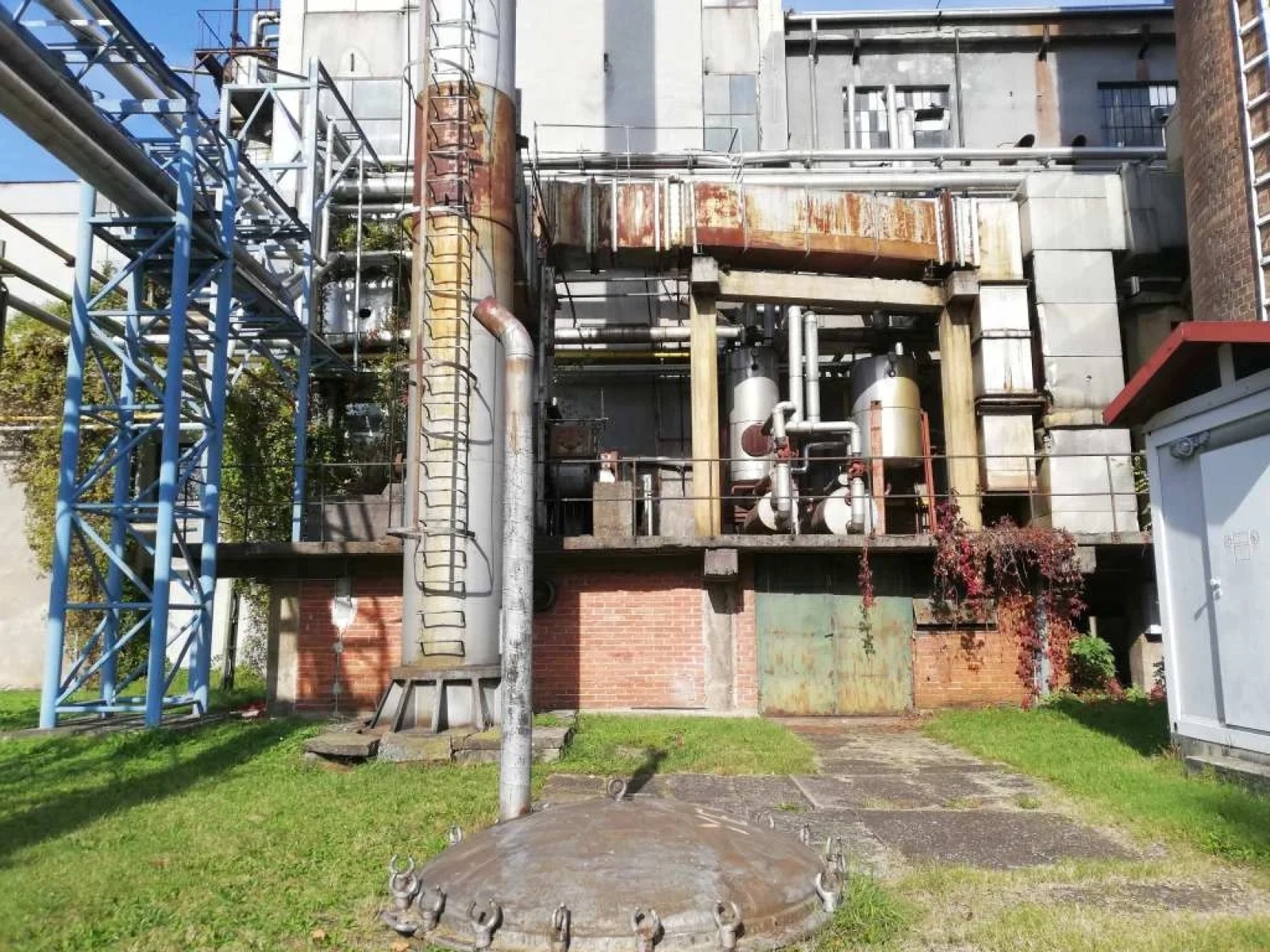 Beautiful Abandoned Factory - Photo 12