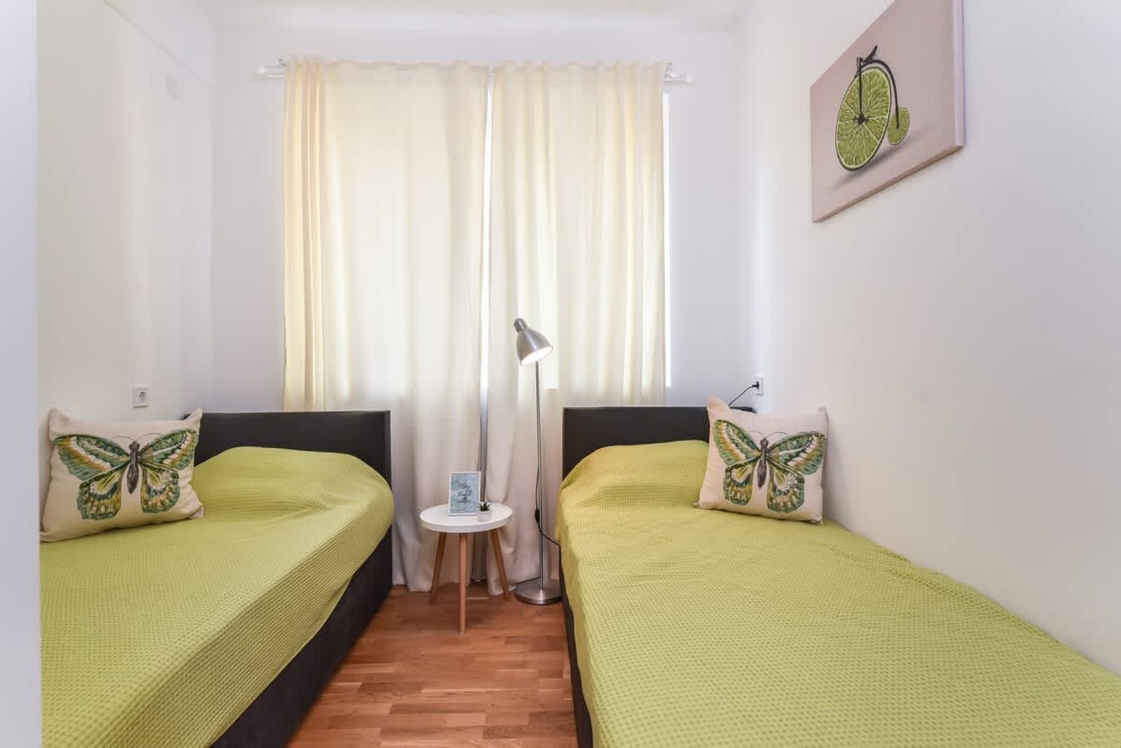 Smart &amp; Modern 2-BDR Flat - TOP Location in Sofia - Photo 2