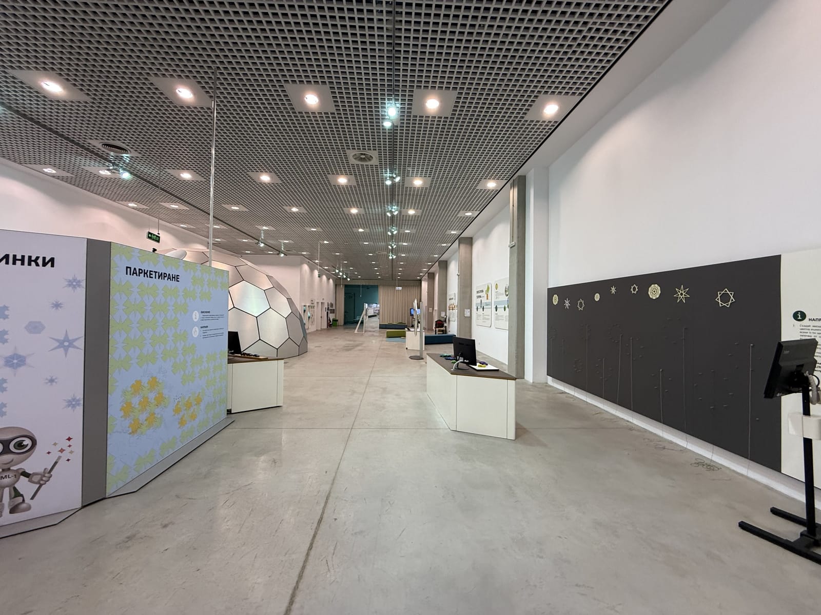 A science Museum with modern interior - Photo 18