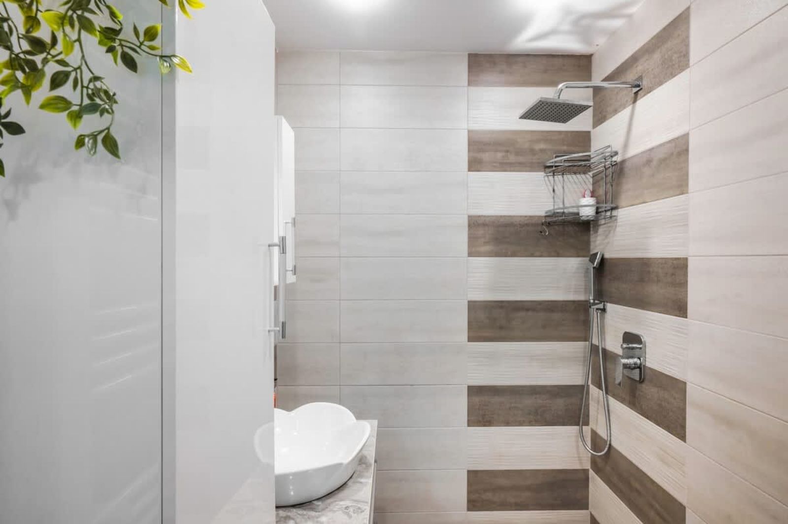 Feel Right at Home - Bright and Modern Apartment - Photo 13