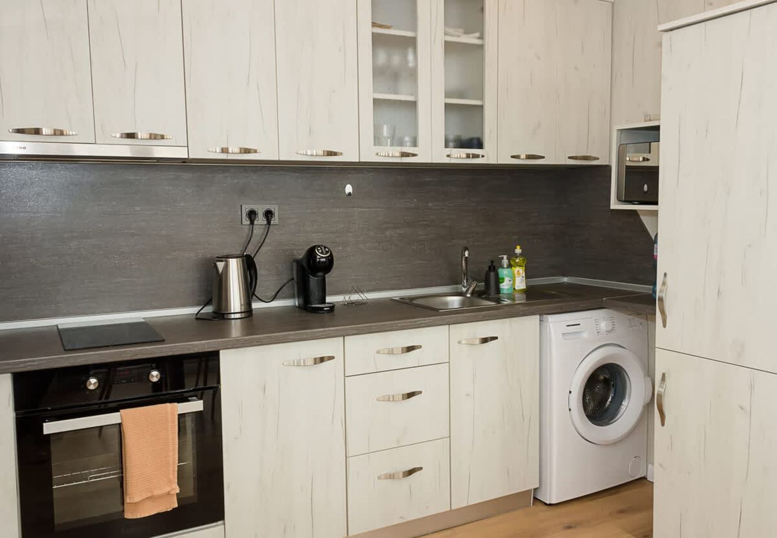 Seaview Haven: Elegant 2BD Flat in Balchik - Photo 13