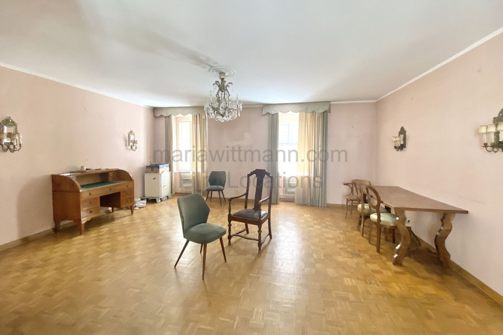 Period Apartment with Vintage Interior and Floral Motifs - Photo 6