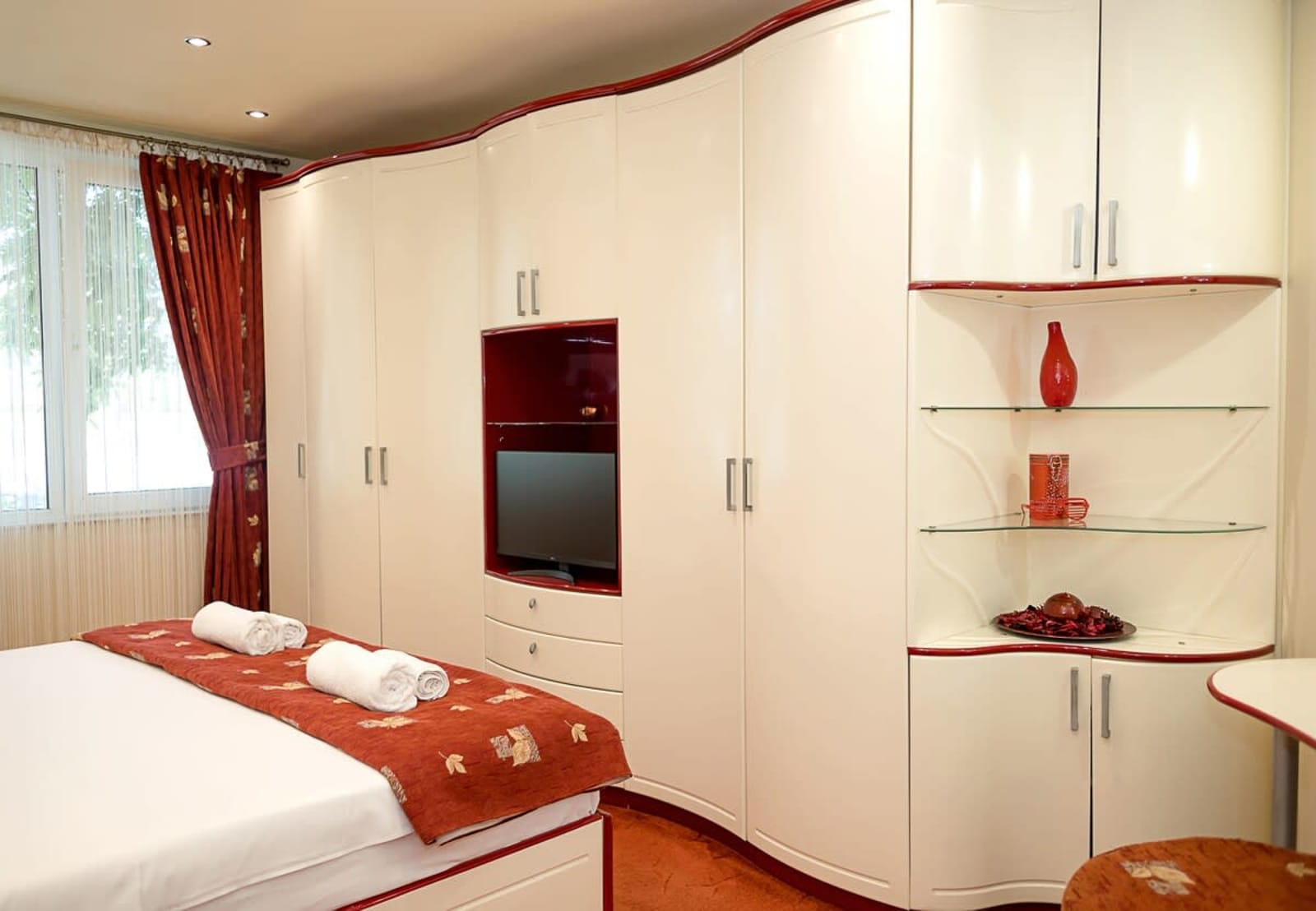 Bright &amp; Spacious 2-Bedroom Flat in Central Varna - Photo 18