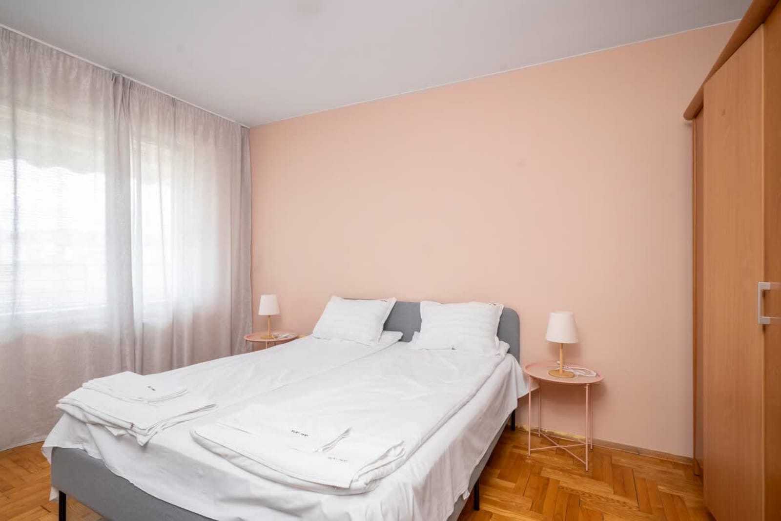 City Haven: Expansive Apartment in Prime Location - Photo 5