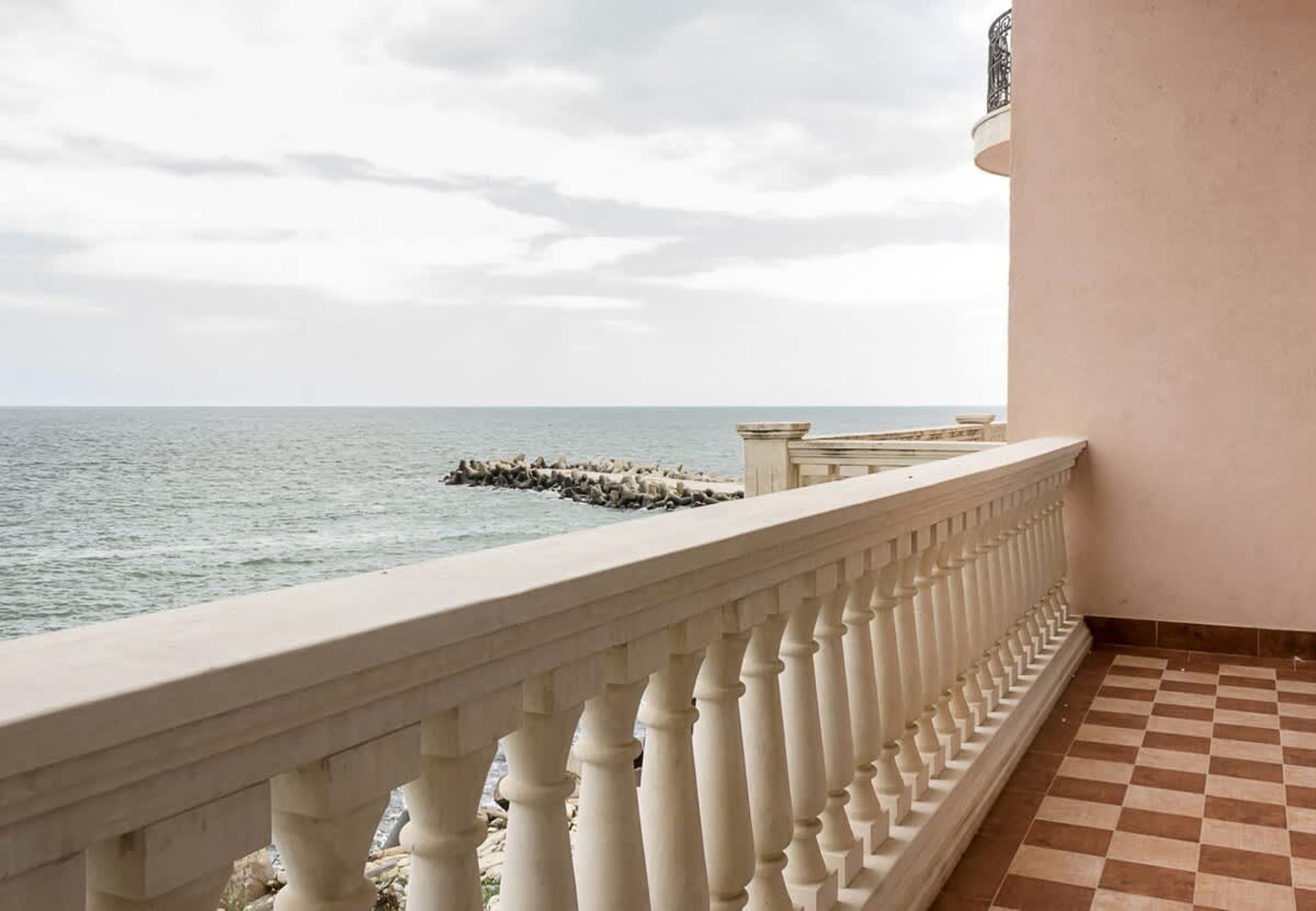 Port Palace 2BD Flat  Amazing Sea View - Photo 2