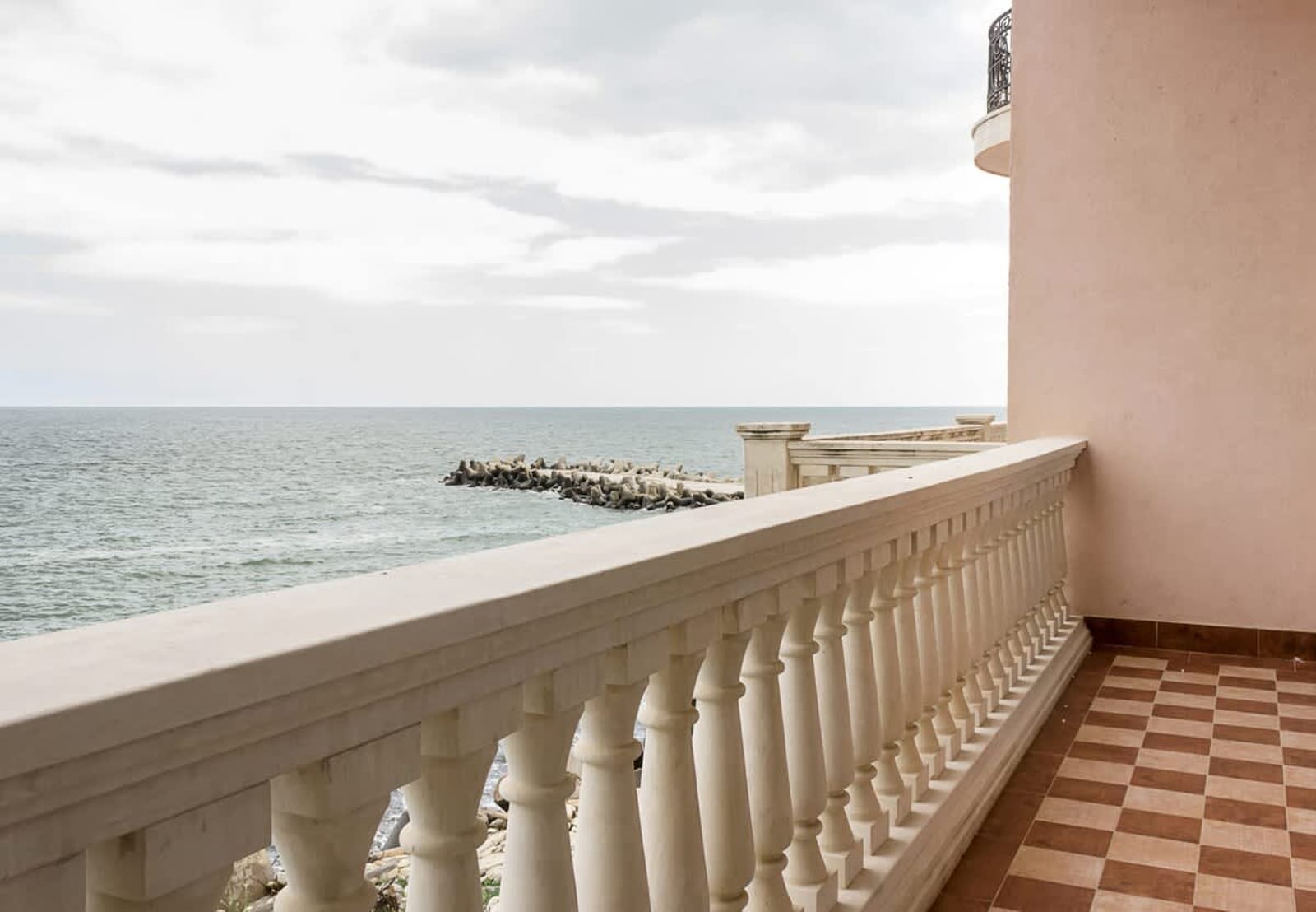 Port Palace 2BD Flat  Amazing Sea View - Photo 2