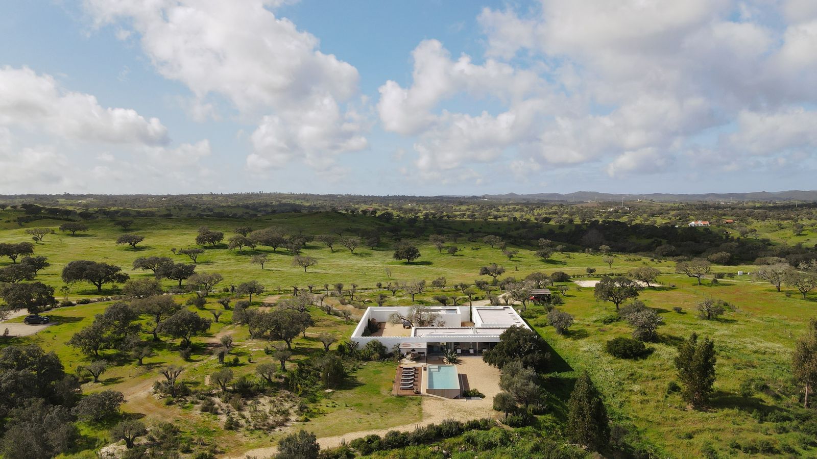 Casa da Volta — Contemporary Walled Villa with Courtyards &amp; Exceptional Natural Light - Photo 11