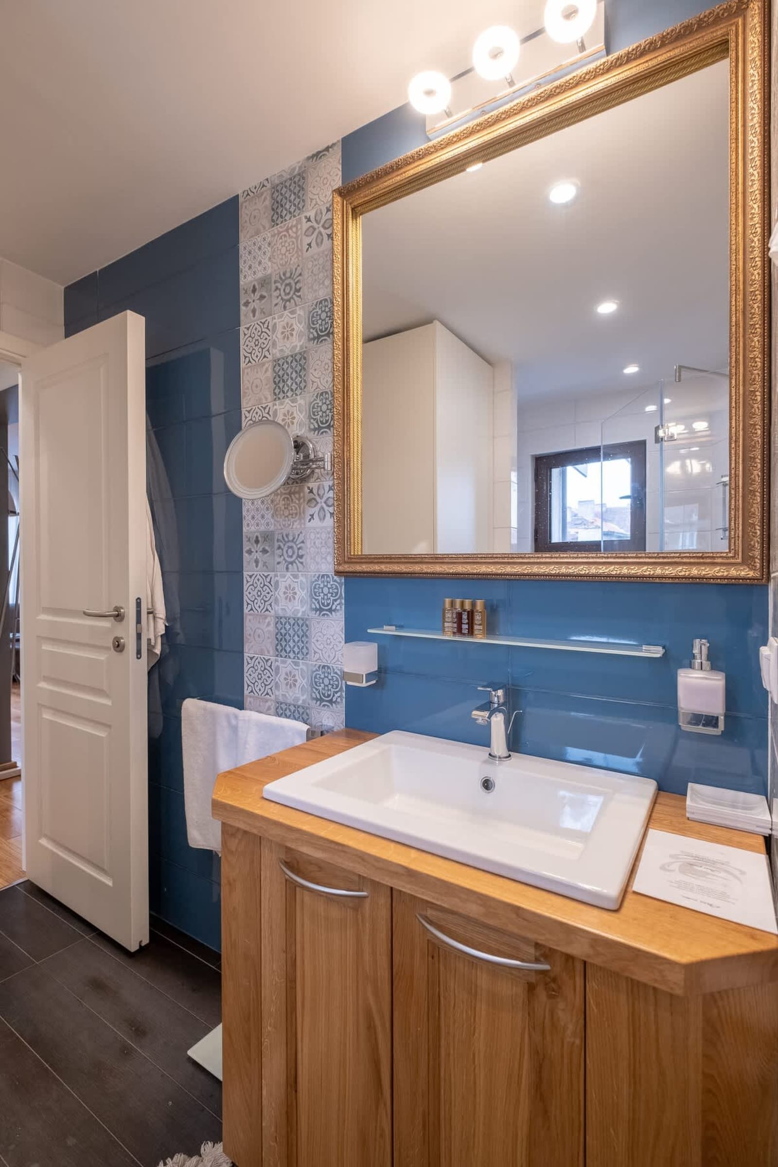 High-end Designer Aprt - AC &amp; Lift &amp; Balcony - Photo 13