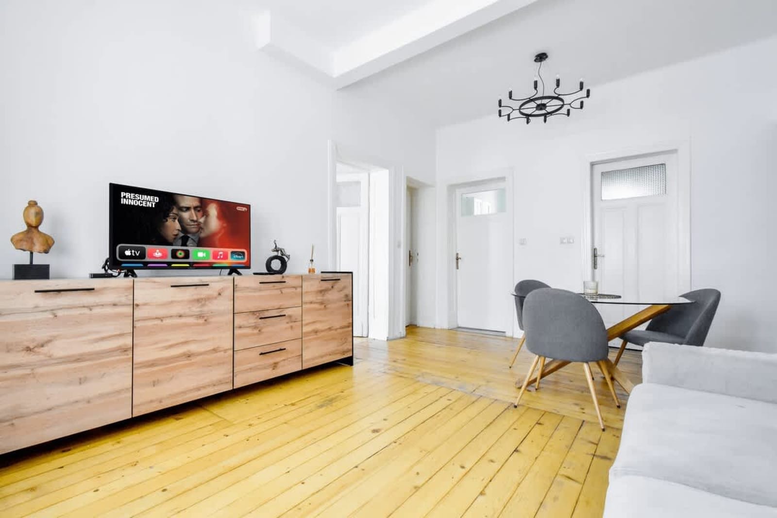 Classic Charm ~ 2BD Central Apartment - Photo 4