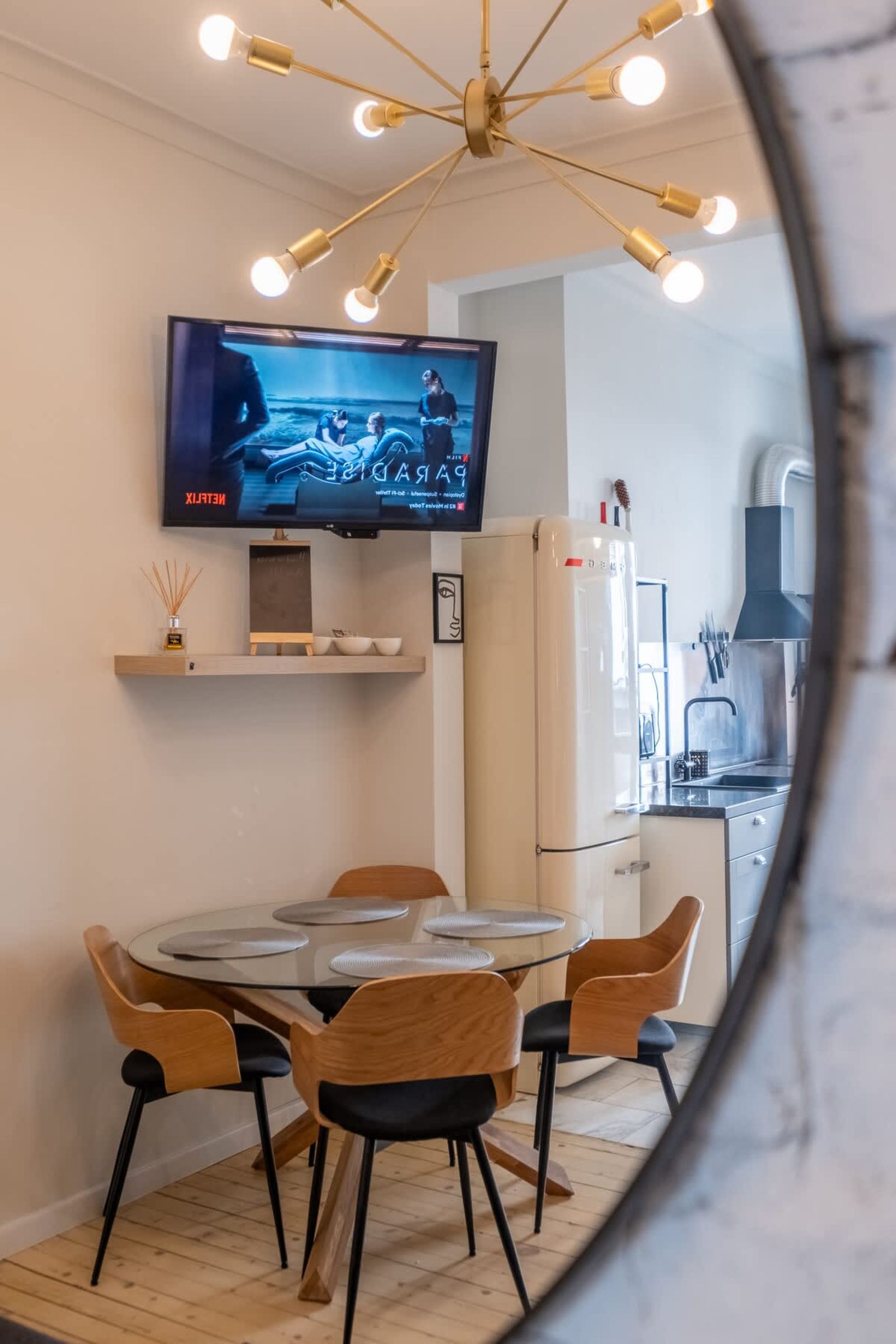 Spacious 2BD Flat | Central Location &amp; 2 Balconies - Photo 5