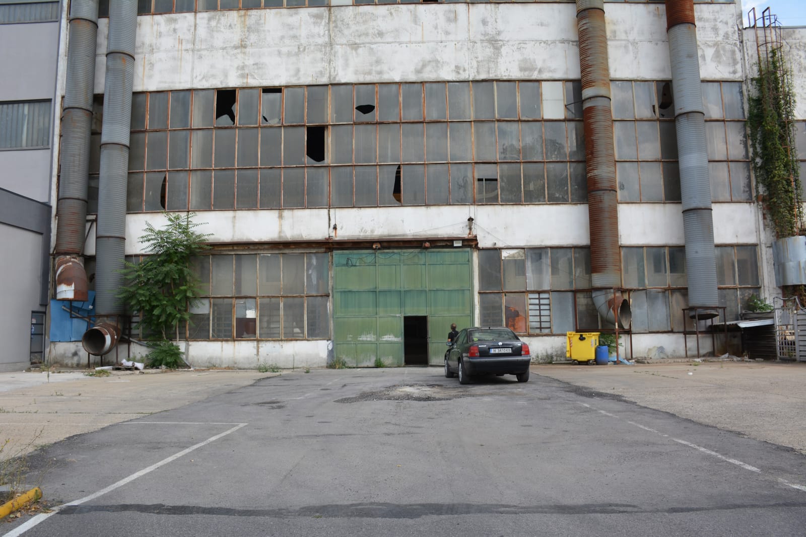 Vast industrial abandoned hangar - Photo 2