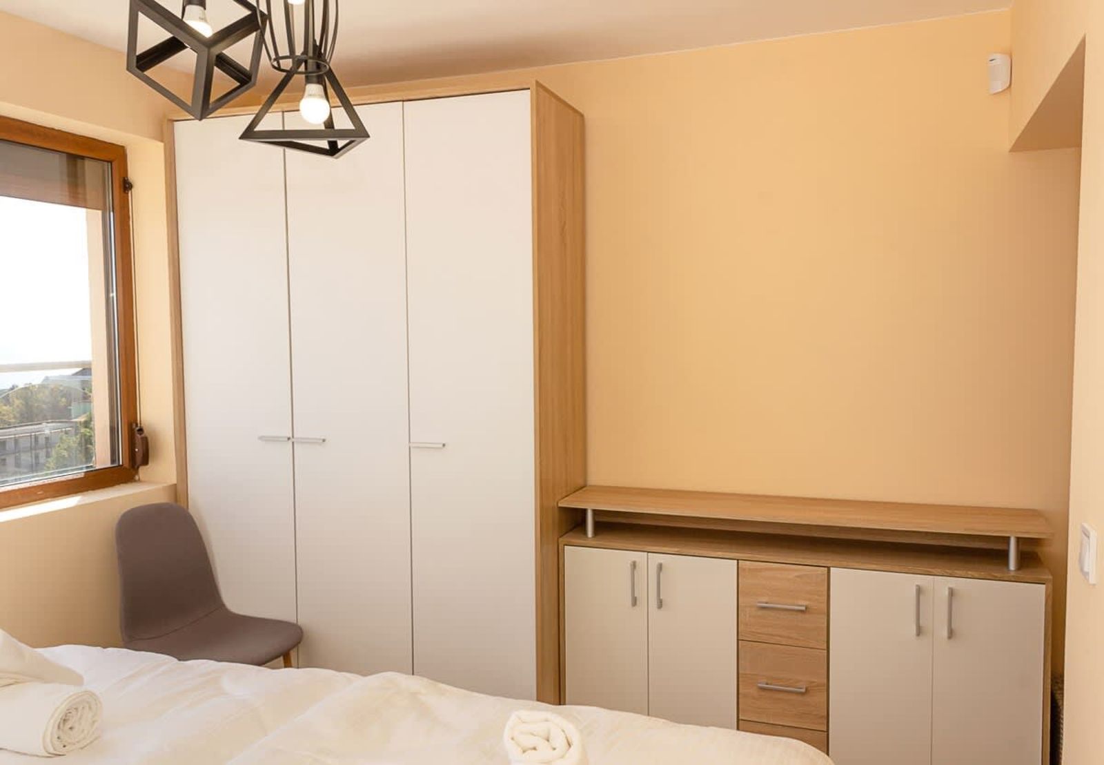 Spacious 3BD Flat with Large Terrace &amp; Sea View - Photo 10