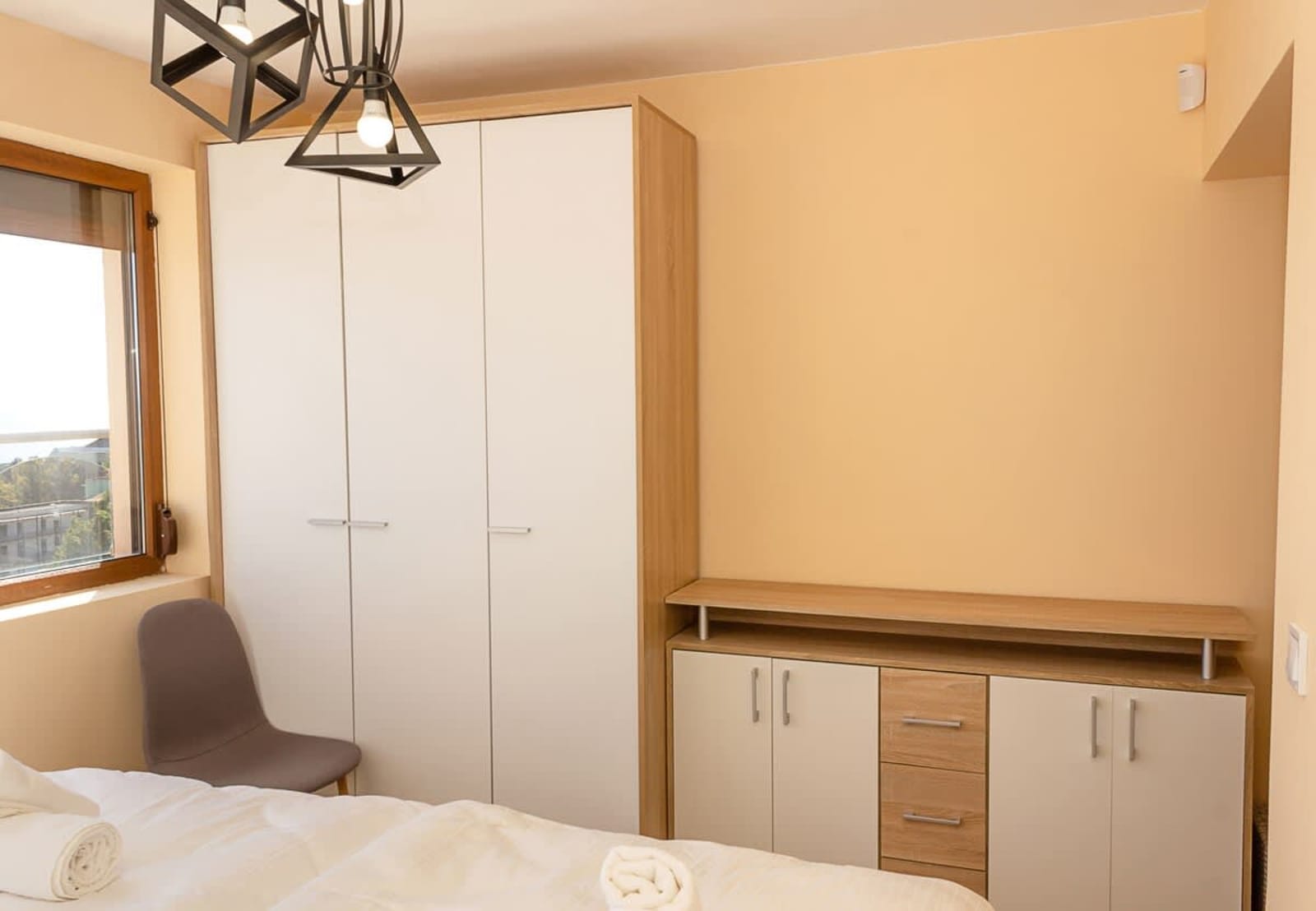 Spacious 3BD Flat with Large Terrace &amp; Sea View - Photo 10