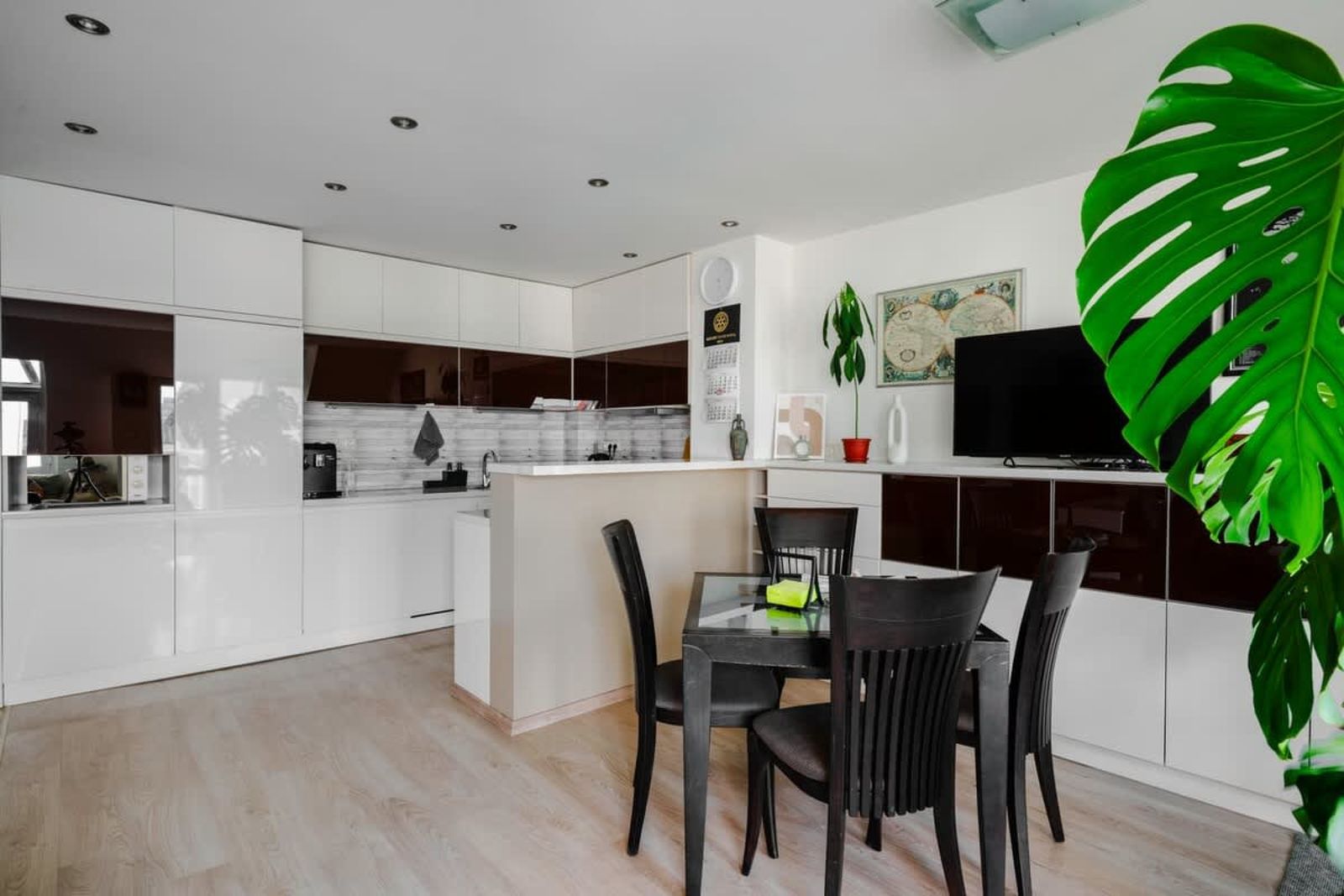 Spacious 2BD Flat with Secure Free Parking - Photo 8