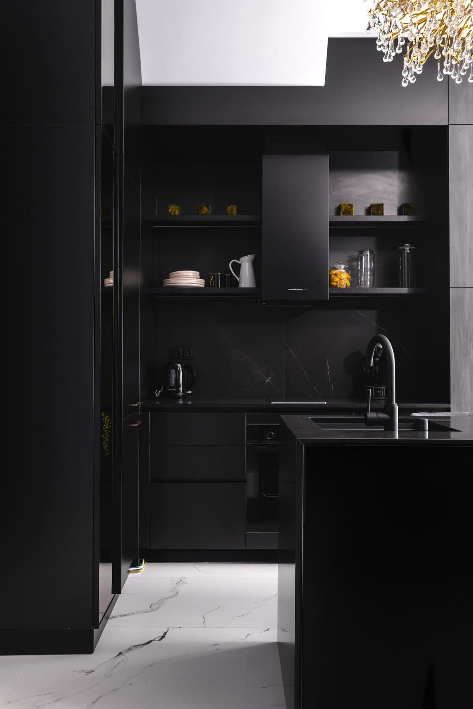 Exquisite Penthouse: Luxe Living with City Views - Photo 6