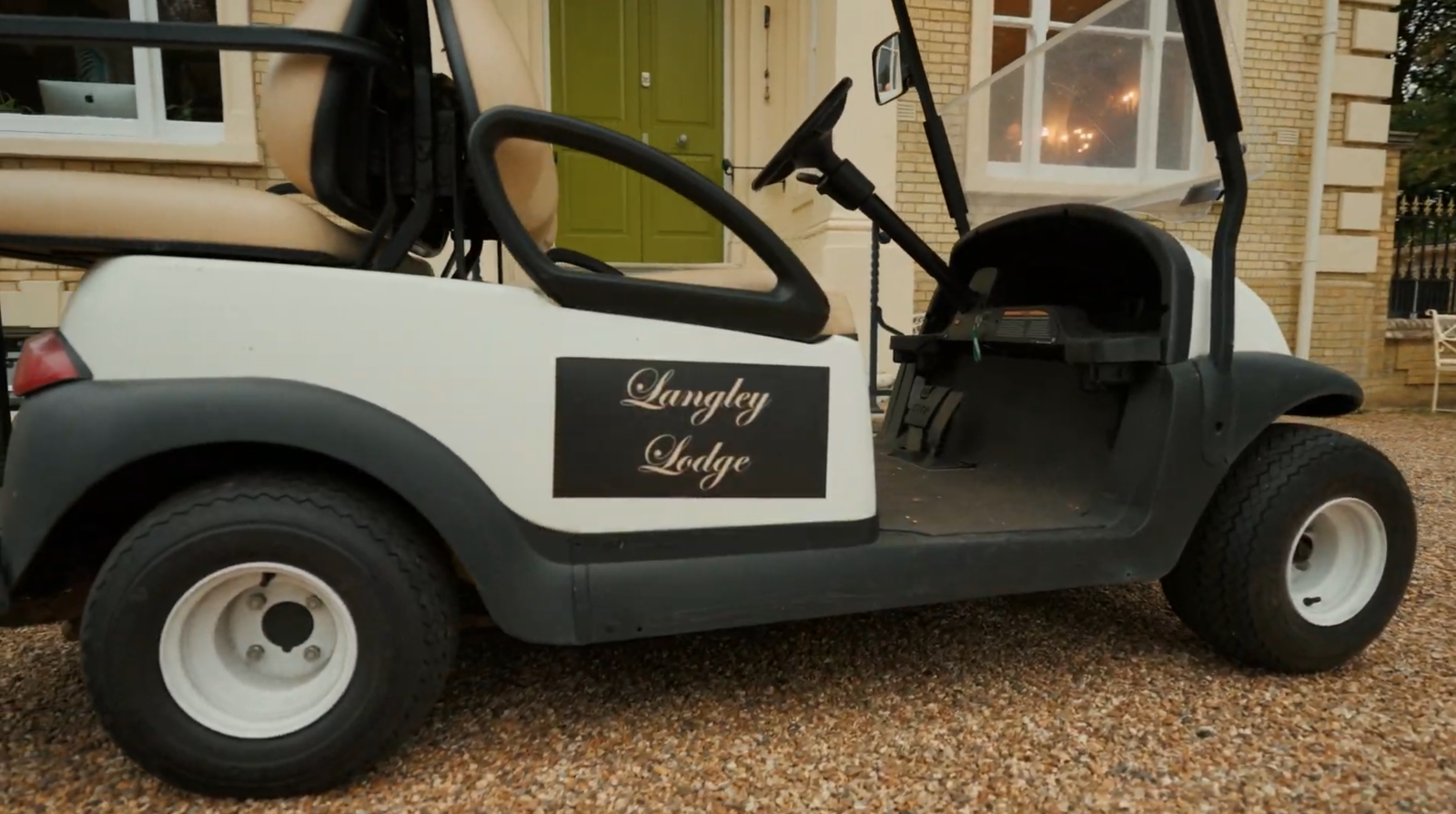 Elegant Regency estate with a private lake and indoor pool, quirky details - Photo 23