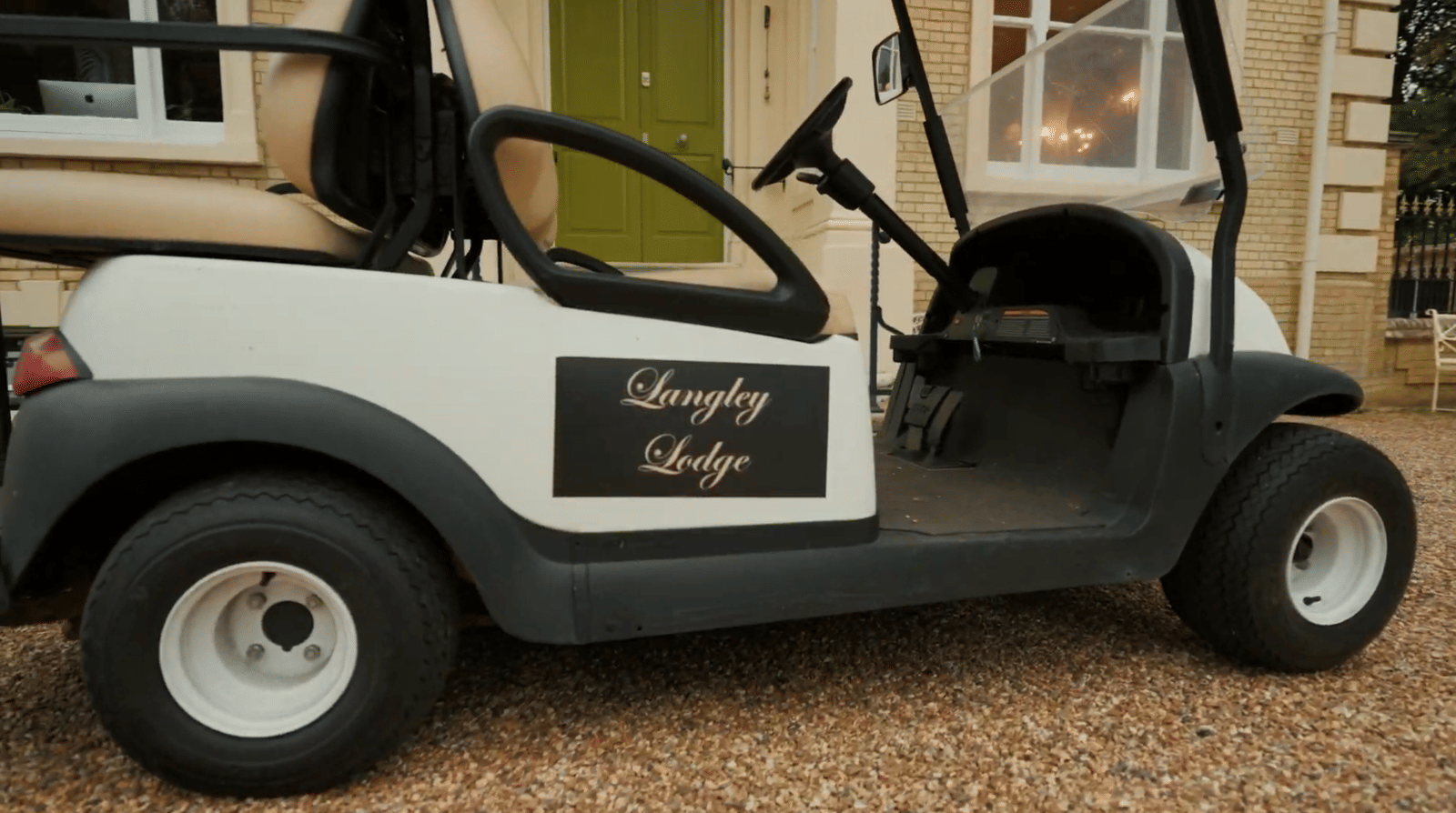 Elegant Regency estate with a private lake and indoor pool, quirky details - Photo 23