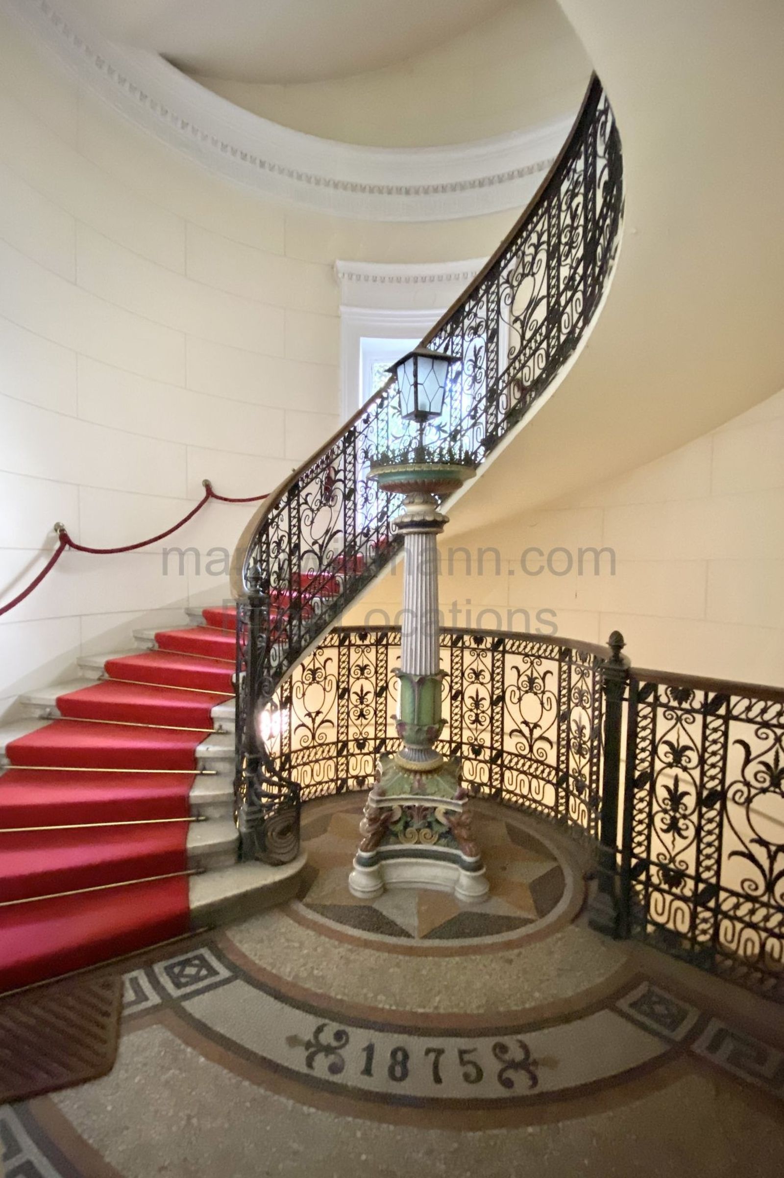 Classic Grand Apartment with Connecting Period Drawing Rooms - Photo 22