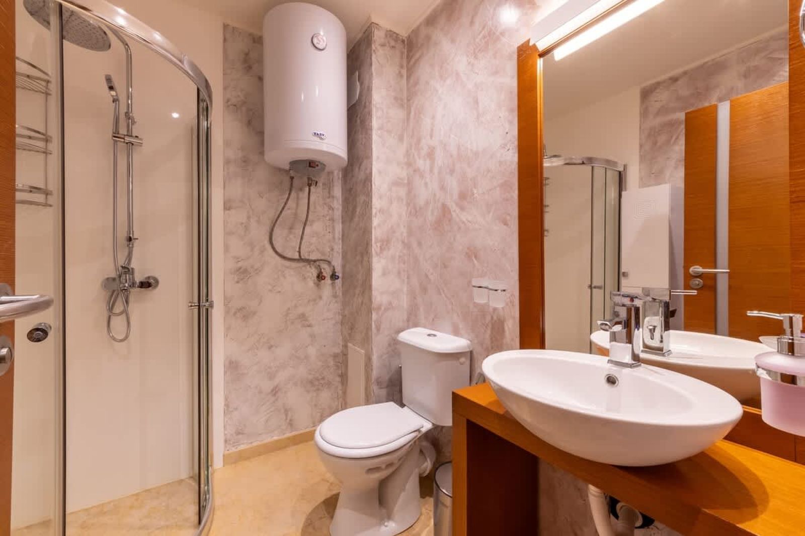 Golden Sands: 1BD Retreat with Free Parking Space - Photo 4