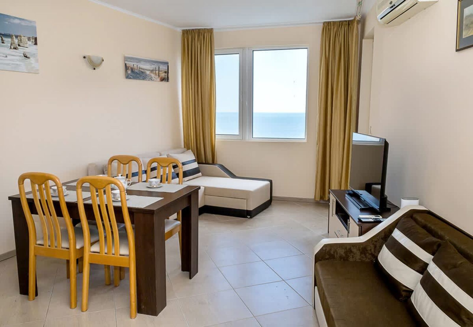 Cozy Retreat with Sea View &amp; Balcony | Nikea Park - Photo 6