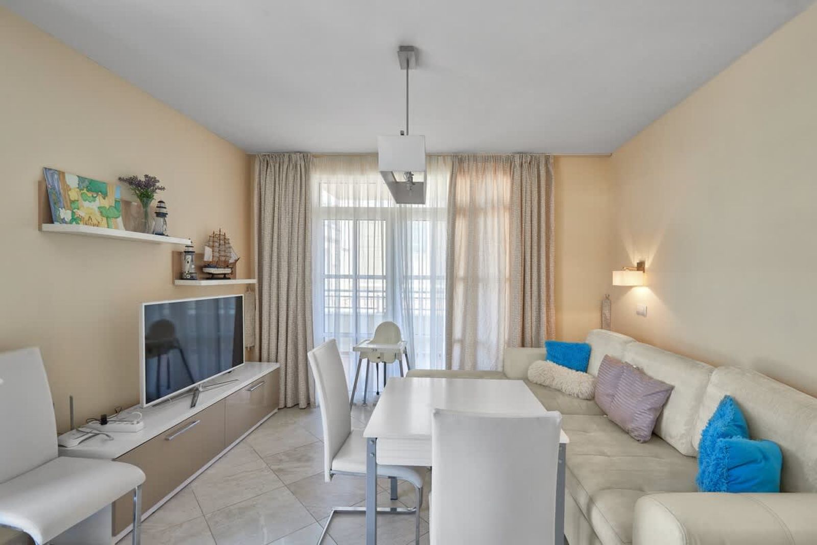 2BD Flat with Balcony in Flores Garden Complex - Photo 6