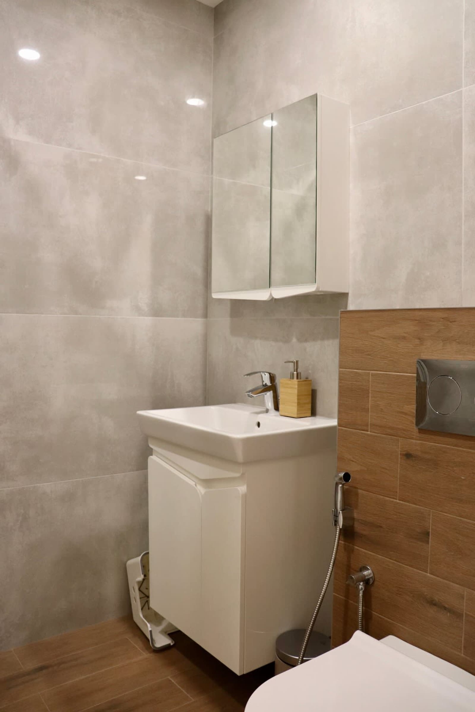 2-BDR Flat Near the Mall, Spacious &amp; Cozy - Photo 25