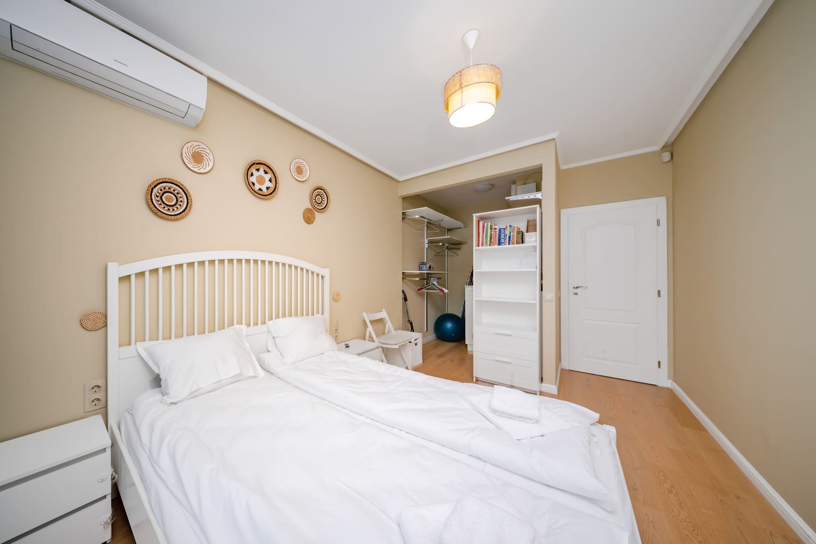 Sunny 1BR with Balcony - Photo 3