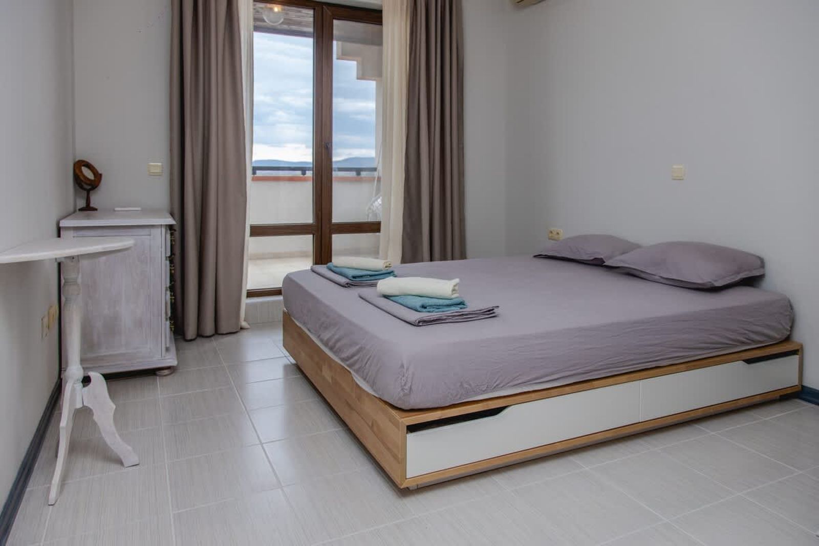 Lovely 3BD flat with Parking and Sea View - Photo 4