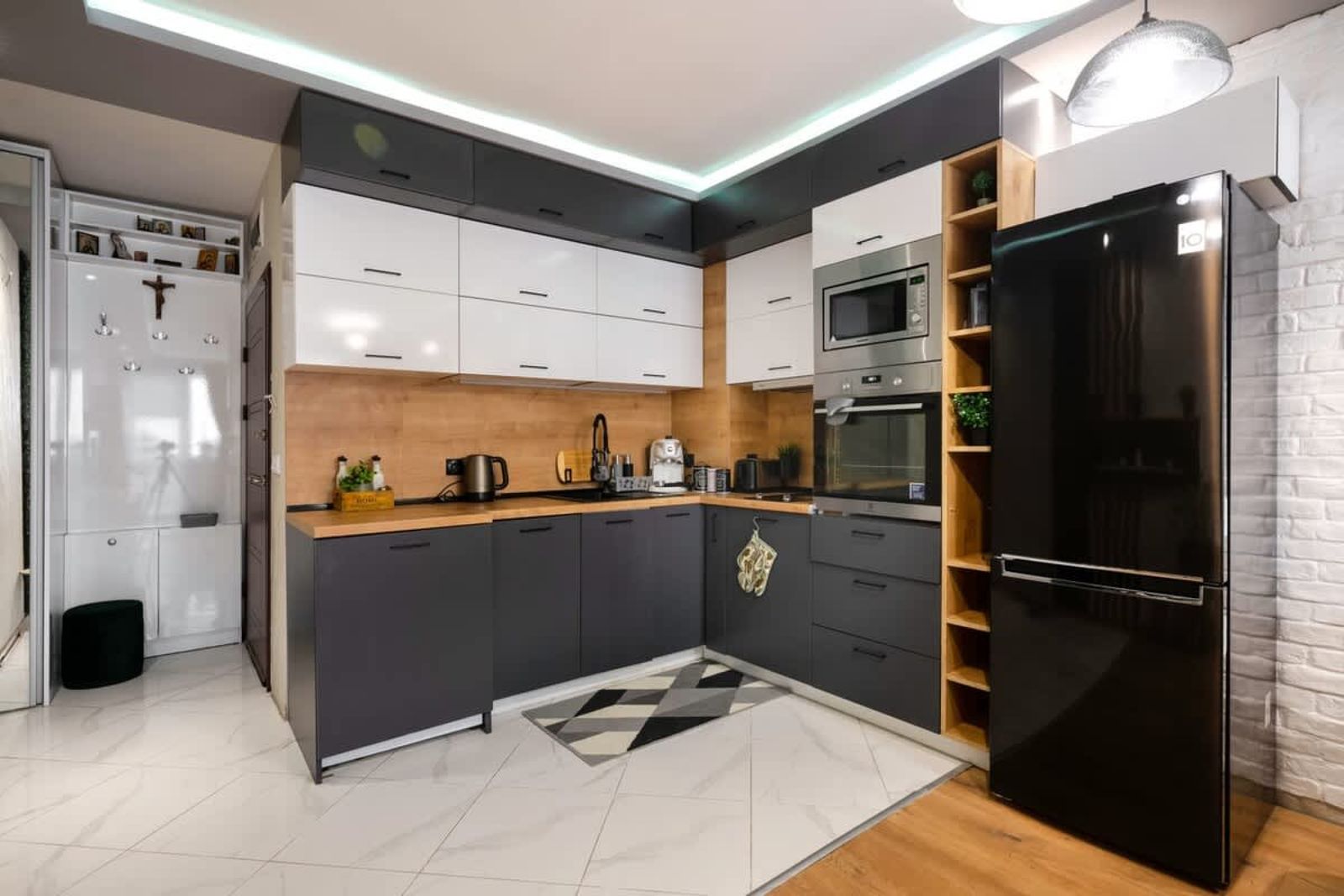 Feel Right at Home - Bright and Modern Apartment - Photo 6