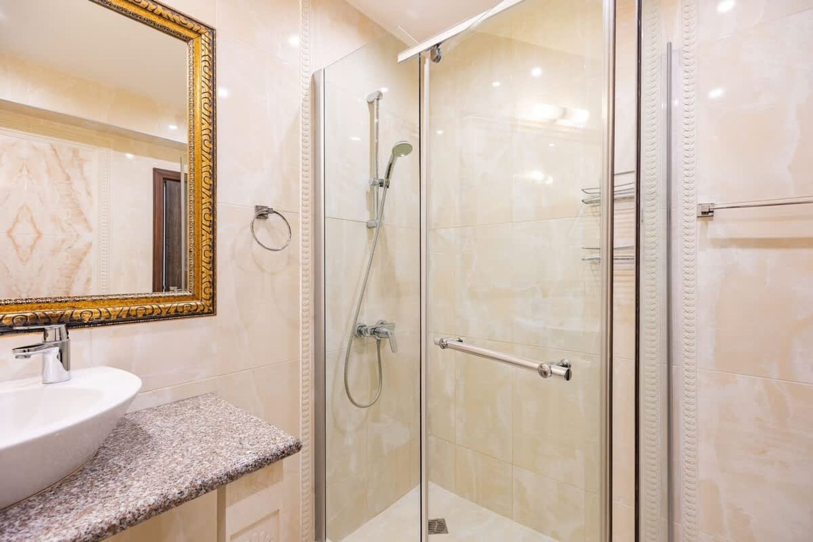 Elegant Apartment with Balcony in Argisht Palace - Photo 10