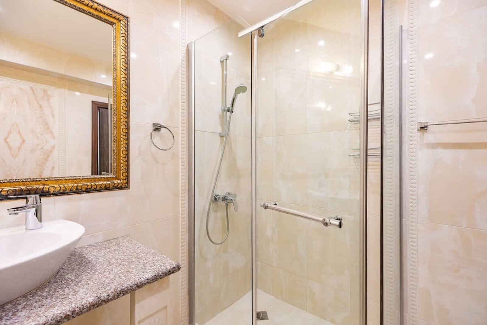 Elegant Apartment with Balcony in Argisht Palace - Photo 10