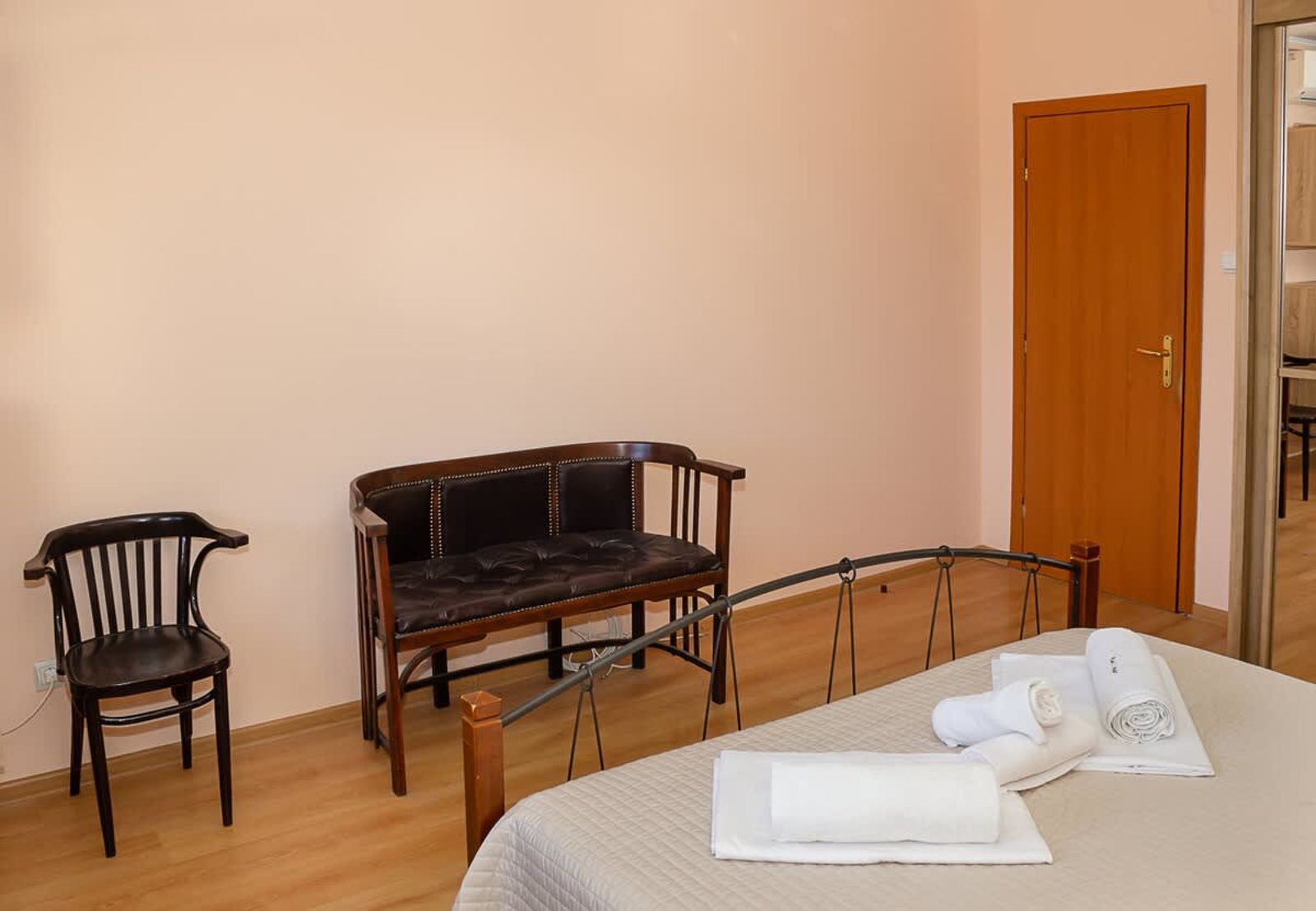 Cozy 1BD Apartment with Free Parking in the Area - Photo 15