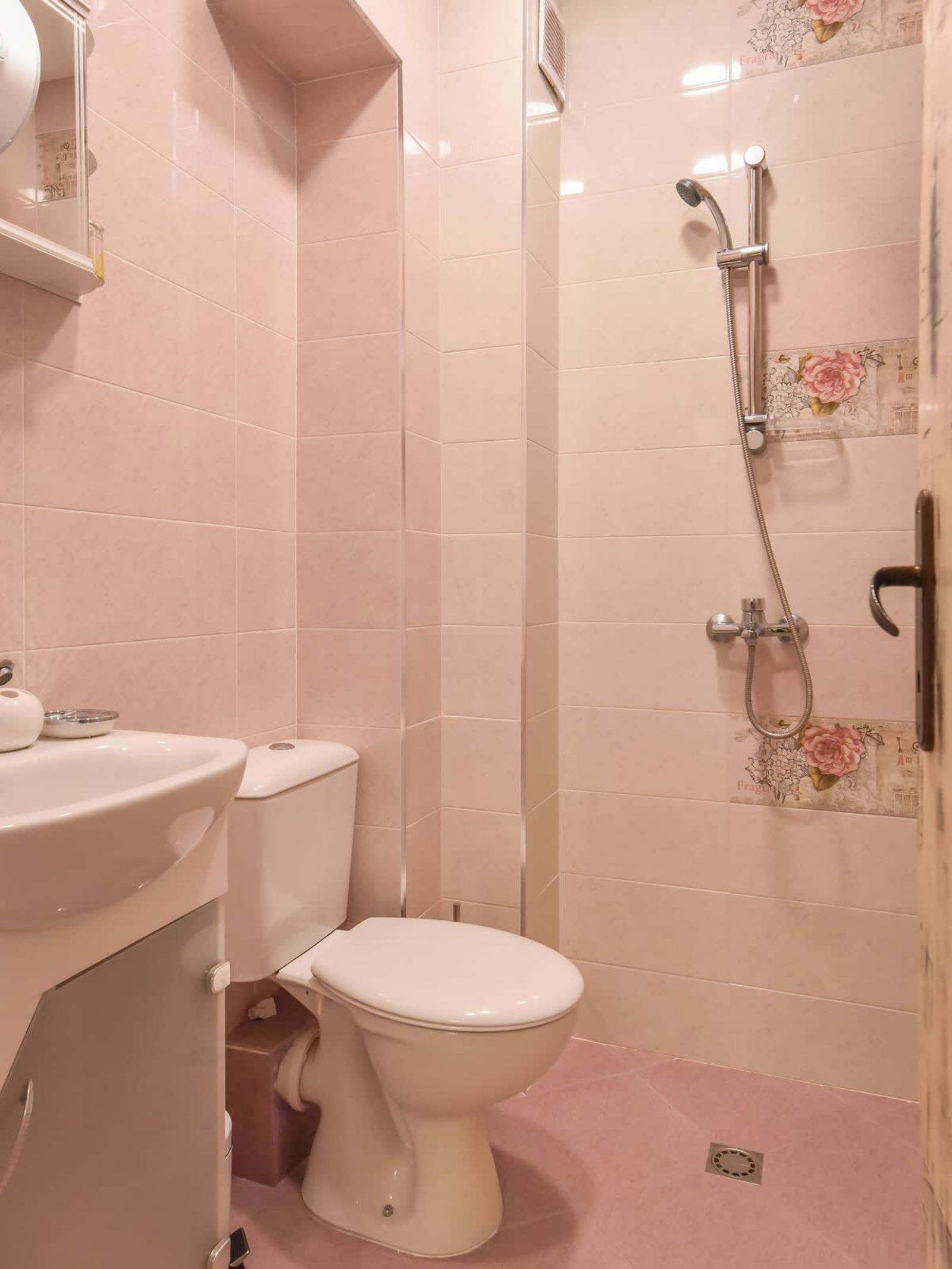 Vintage Spot - Colorful One-Bedroom Apartment - Photo 18