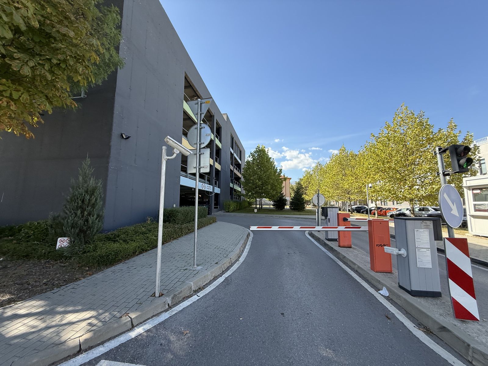 Big 5 Story Parking with security - Photo 2