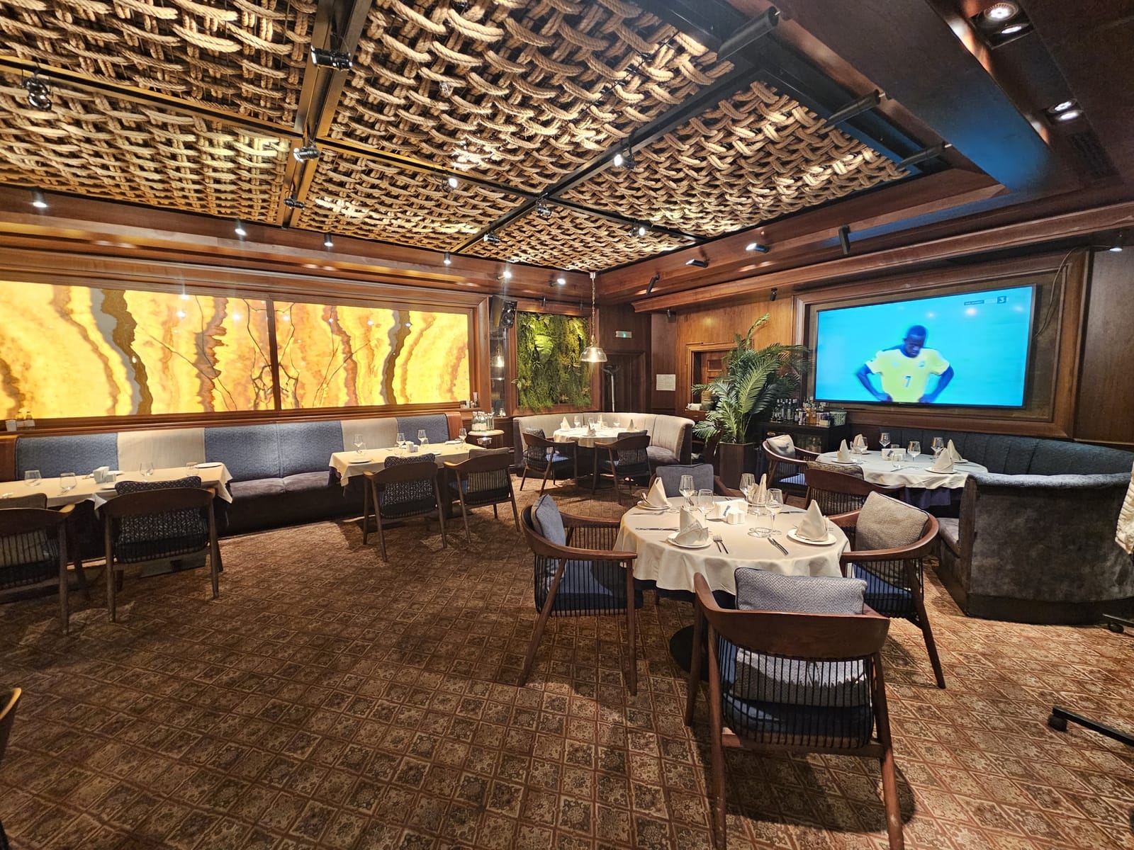 Adventurous High-luxury Restaurant in Sofia - Photo 9