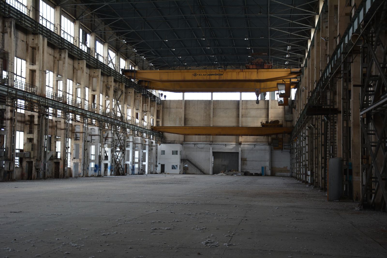 Vast industrial abandoned hangar - Photo 9