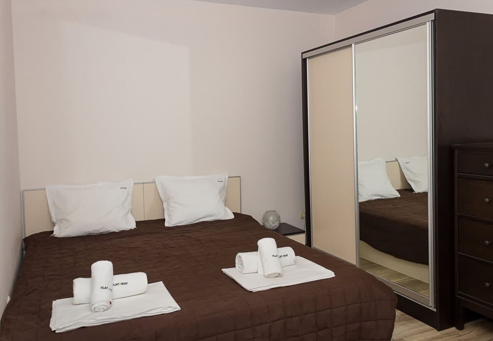 Cozy 2BD Flat with Balcony and Workspace - Photo 17