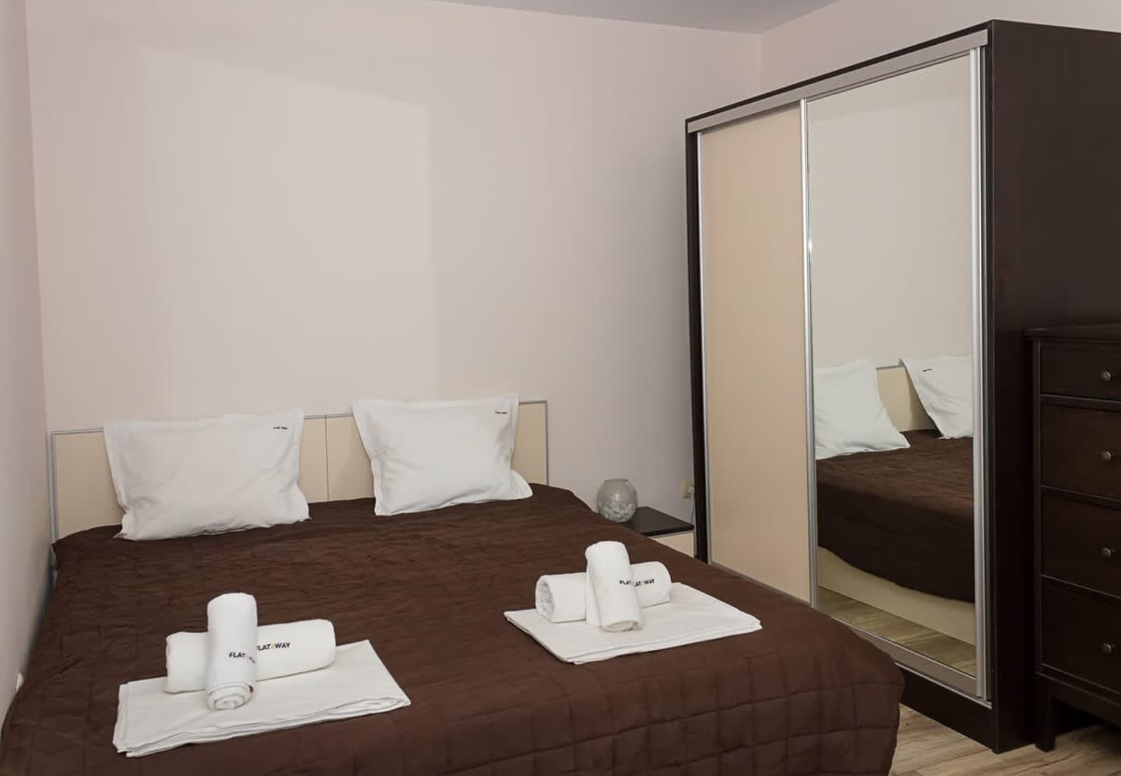 Cozy 2BD Flat with Balcony and Workspace - Photo 17