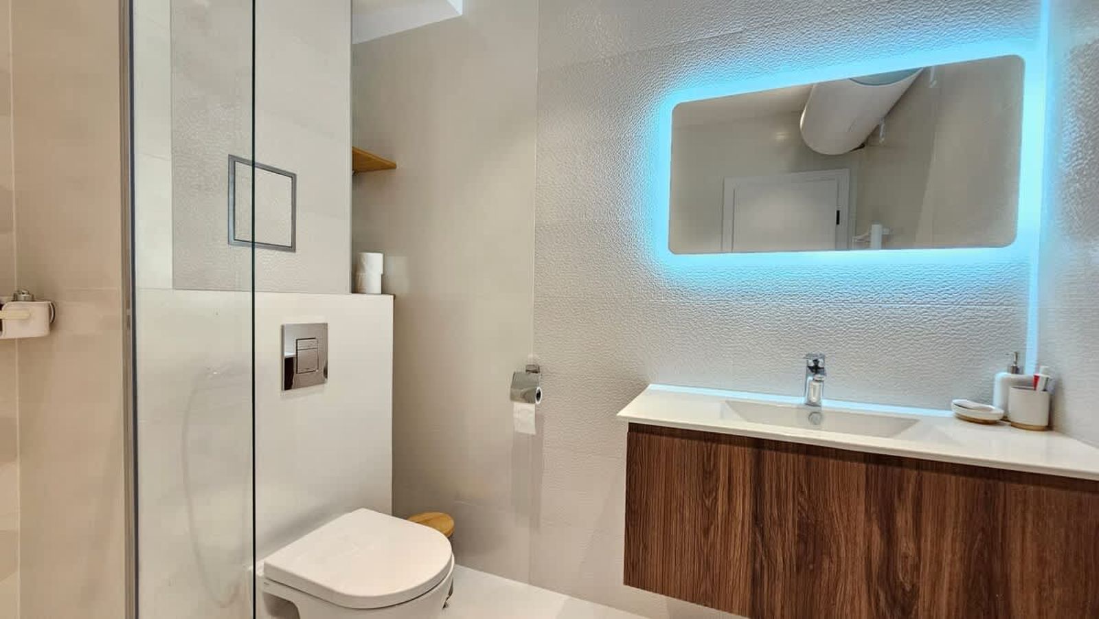 Bright Urban Stay with Parking - Photo 15