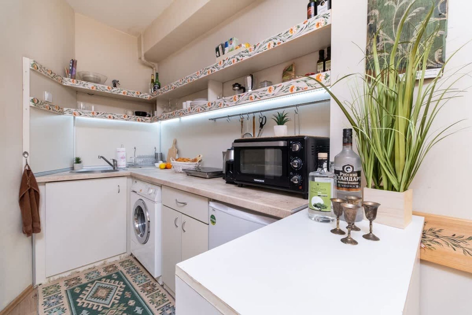 Chic Urban Getaway in City Center - Photo 2