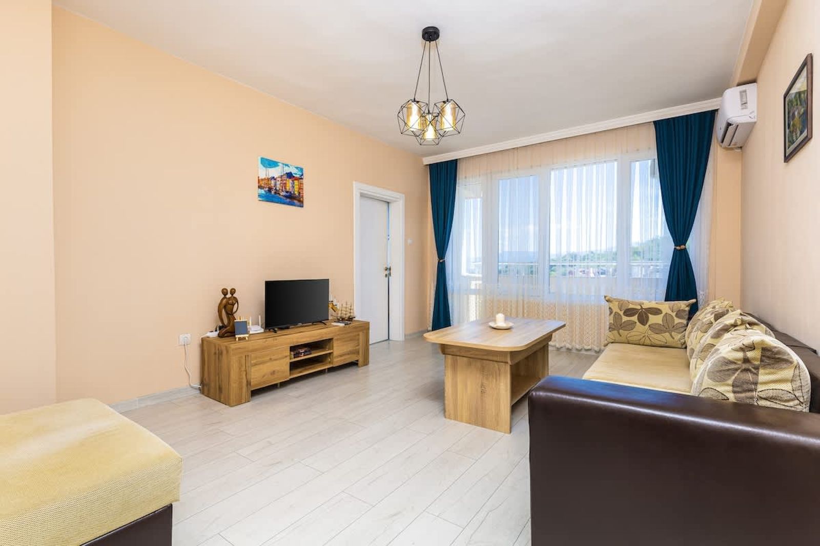 Bright Modern 2BD Apartment with Panoramic View - Photo 2