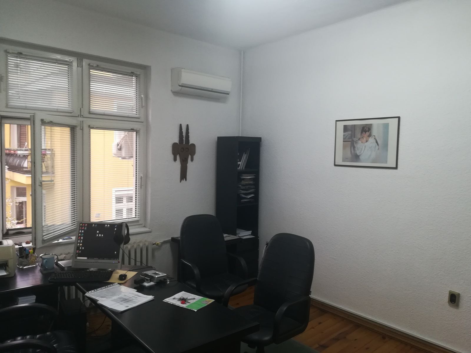 Office in an old building (1938) that is a cultural monument. Size 160 sq. m. No bathroom. No elevator, 4-th floor; 5 rooms; 2 small balconies. - Photo 3