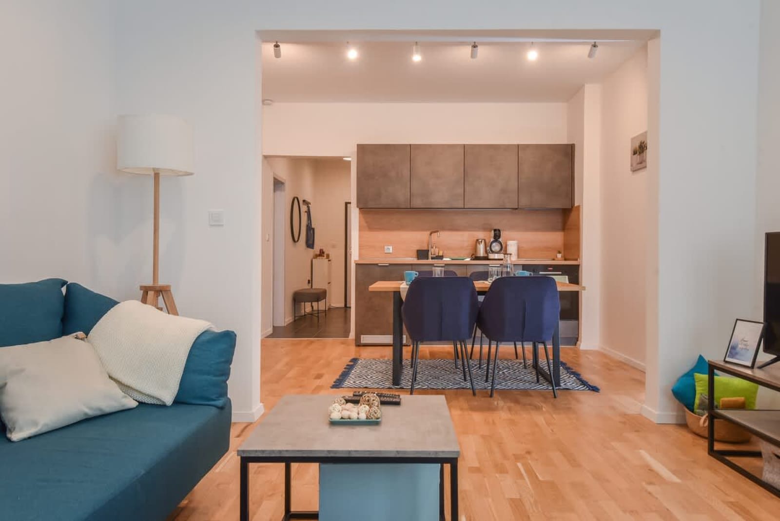 Smart &amp; Modern 2-BDR Flat - TOP Location in Sofia - Photo 12