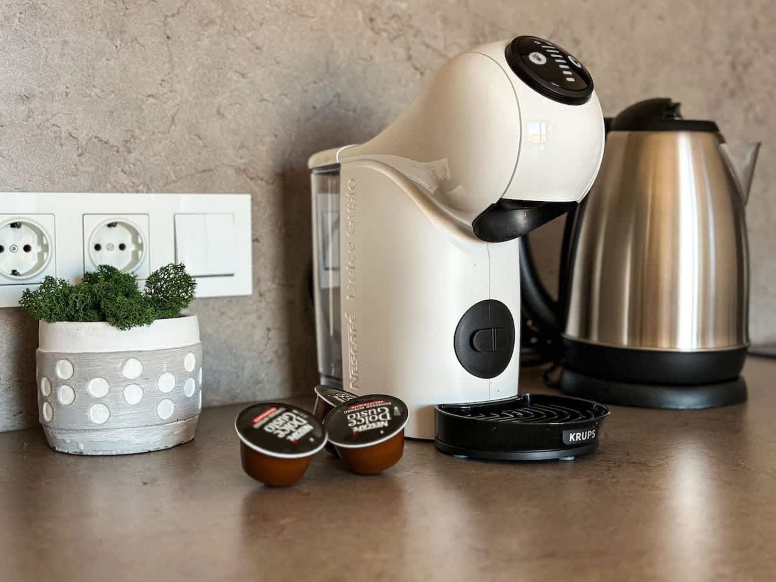 Quiet &amp; Comfortable Urban Retreat - Photo 12