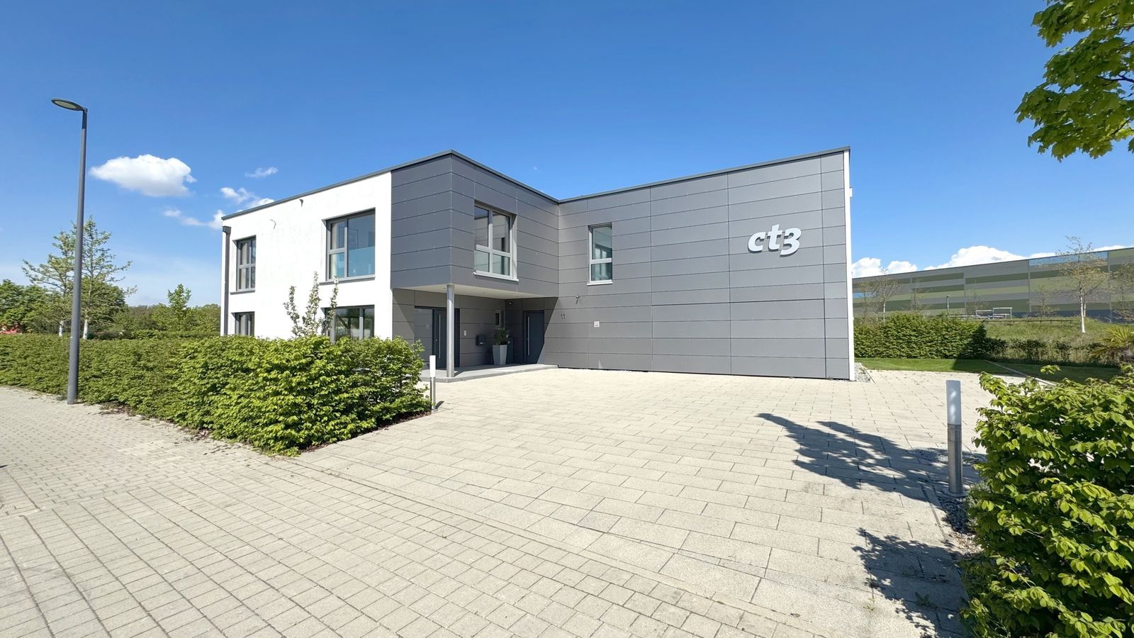 The 392-square-meter building is used two-thirds for business and one-third for private purposes (all areas are available).