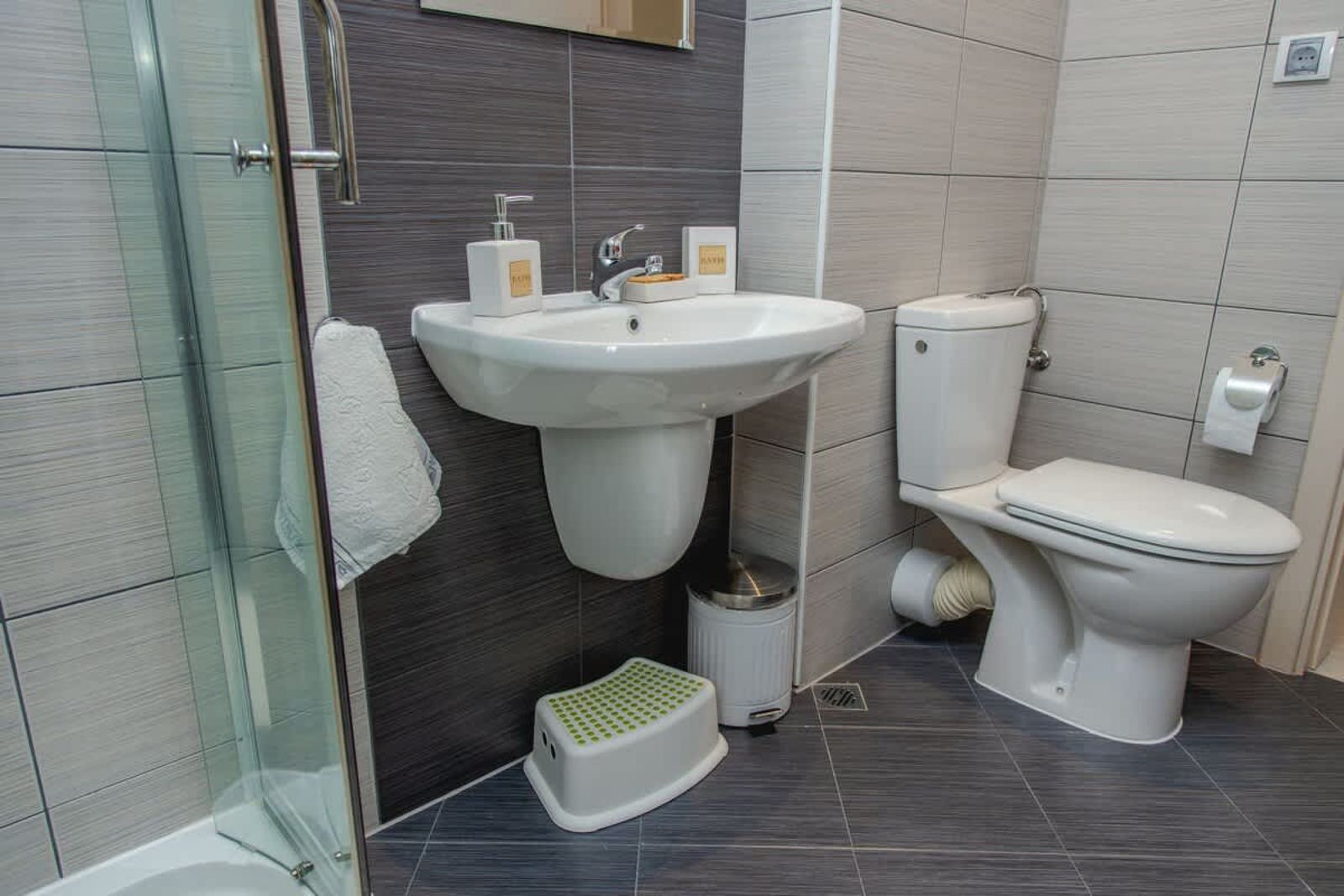 Lovely 3BD flat with Parking and Sea View - Photo 37