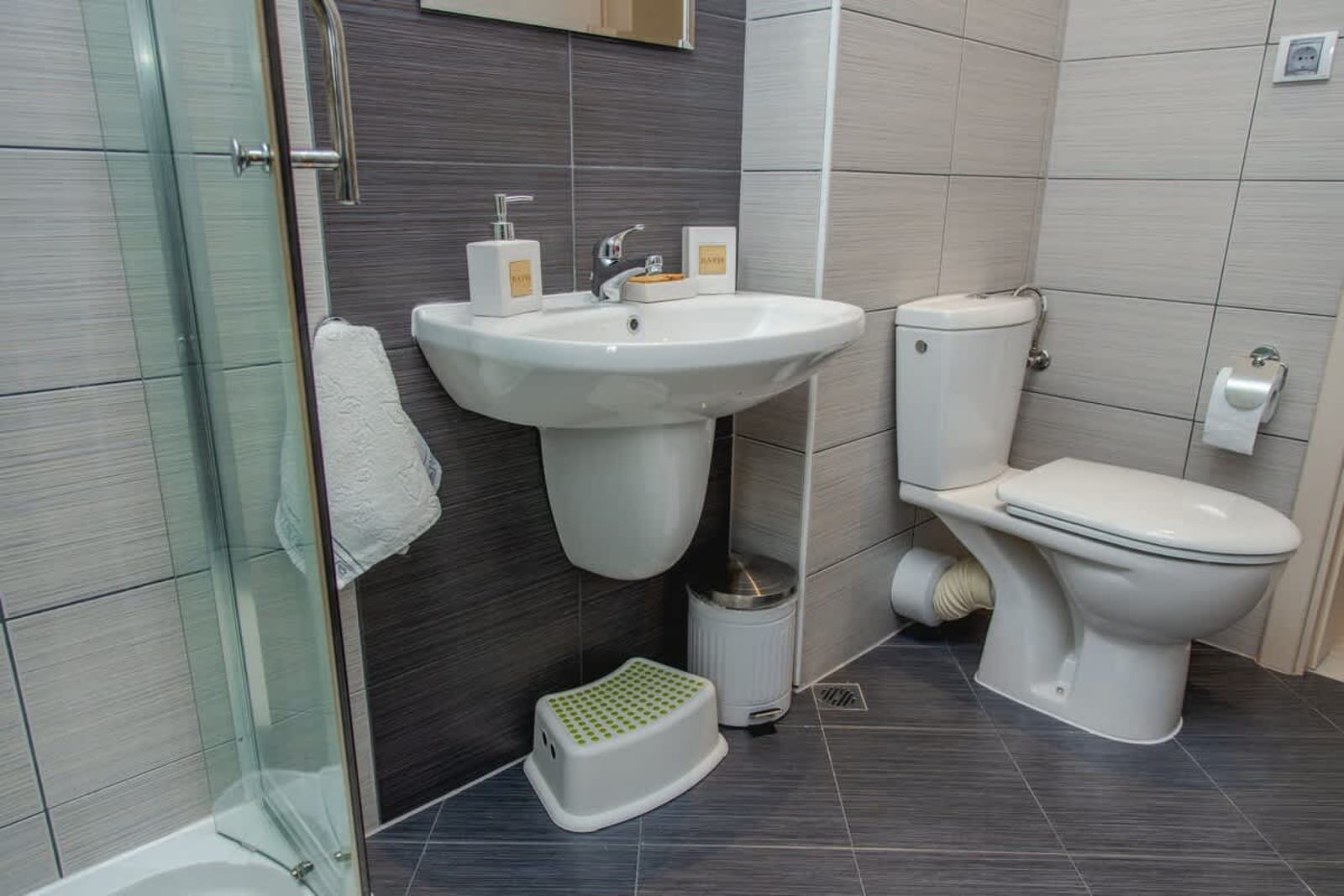 Lovely 3BD flat with Parking and Sea View - Photo 37